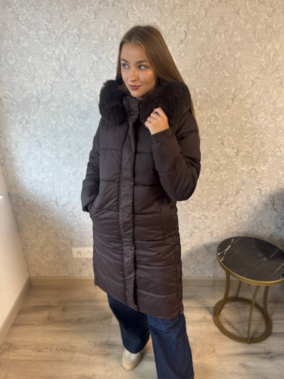 „Šokoladinė elegancija“ – ilga striukė su puošniu gobtuvu 🤎