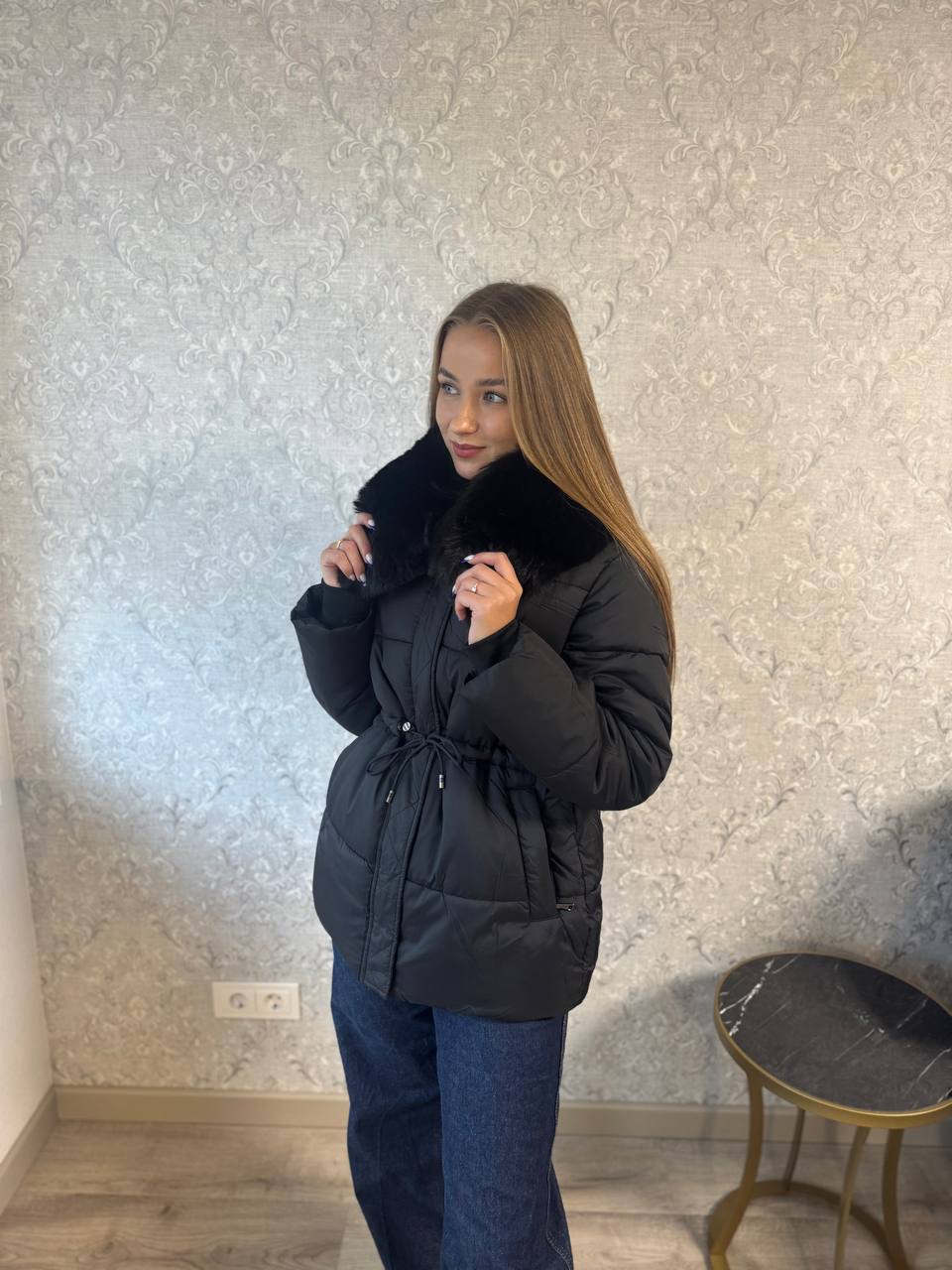 Juodoji elegancija – striukė su pūkuota apykakle 🖤