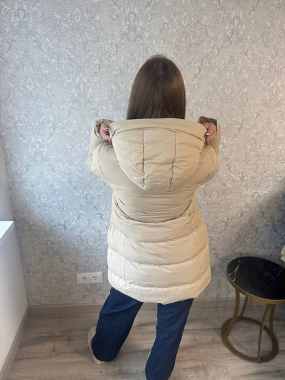 Karamelinė elegancija – ilga striukė su gobtuvu 🤎