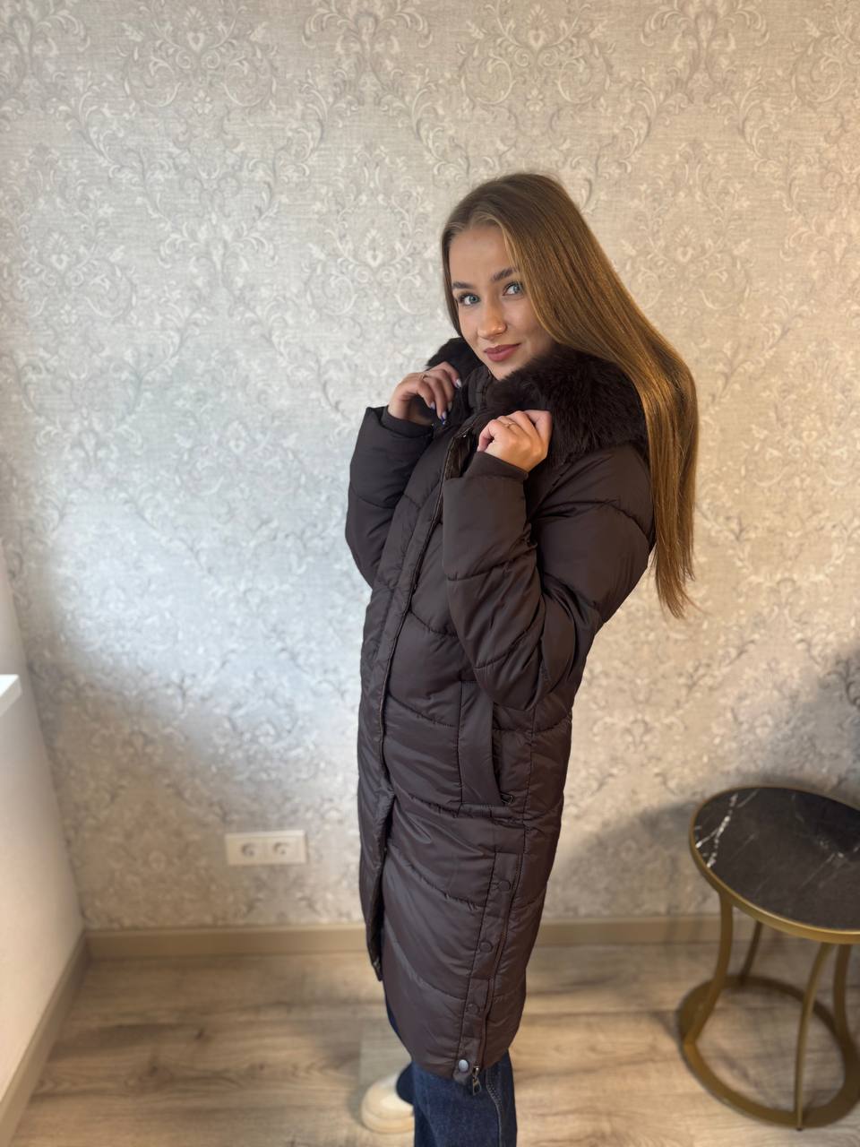 „Šokoladinė elegancija“ – ilga striukė su puošniu gobtuvu 🤎