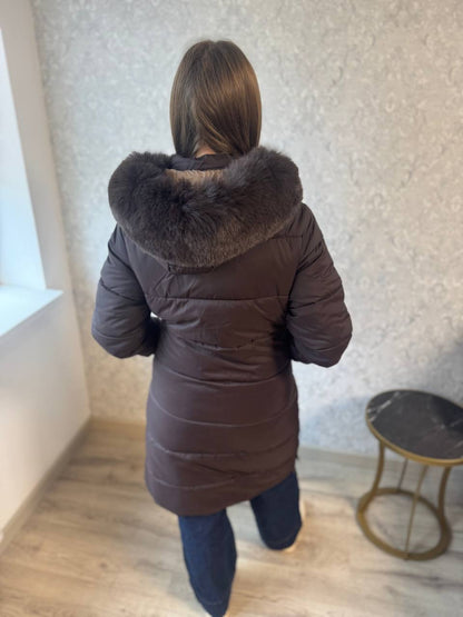 „Šokoladinė elegancija“ – ilga striukė su puošniu gobtuvu 🤎