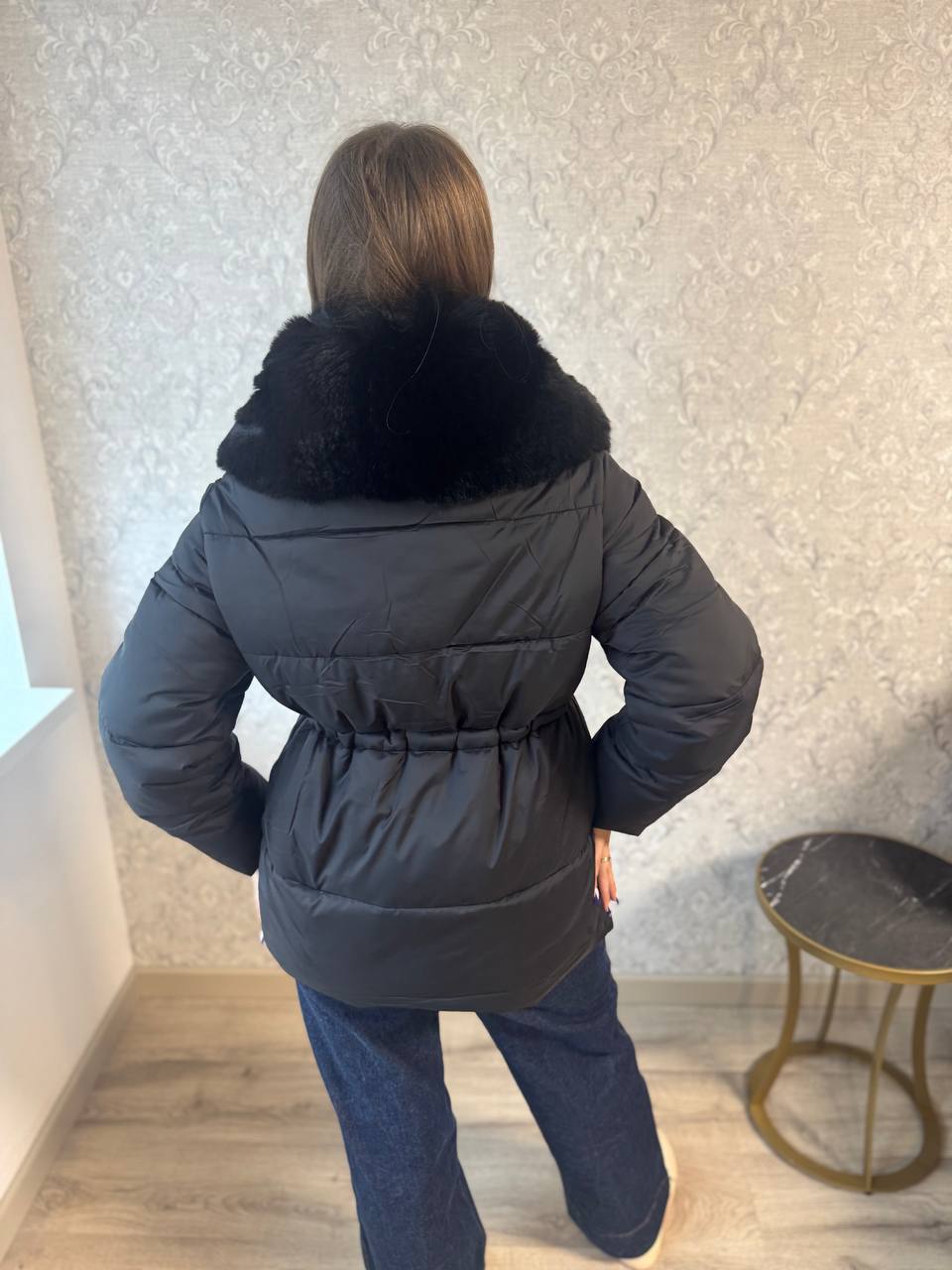 Juodoji elegancija – striukė su pūkuota apykakle 🖤