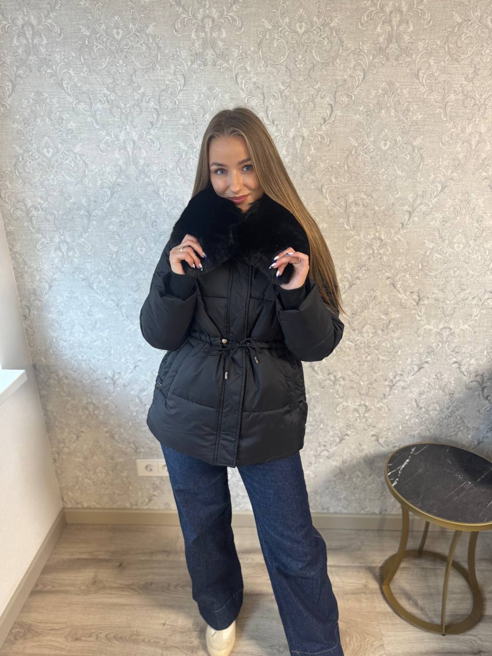 Juodoji elegancija – striukė su pūkuota apykakle 🖤