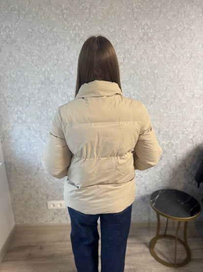 Kreminė klasika – trumpa dygsniuota striukė 🤍