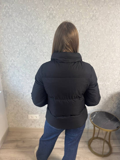 Juoda klasika – trumpa dygsniuota striukė 🖤