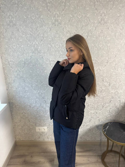 Juoda klasika – trumpa dygsniuota striukė 🖤