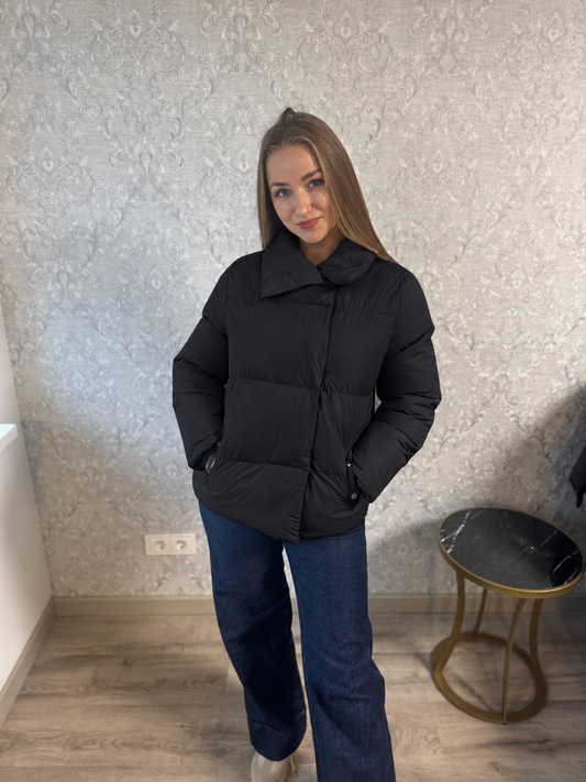 Juoda klasika – trumpa dygsniuota striukė 🖤