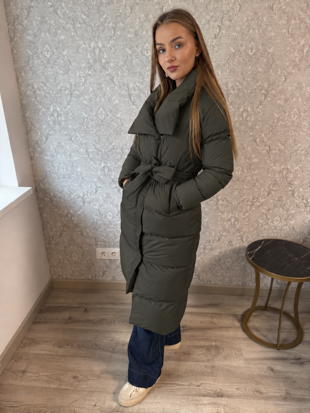 Haki elegancija – ilga dygsniuota striukė su diržu 💚